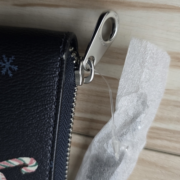 SOLD OUT COACH Limited Edition Snowman Print Zip Wallet - Picture 3 of 10